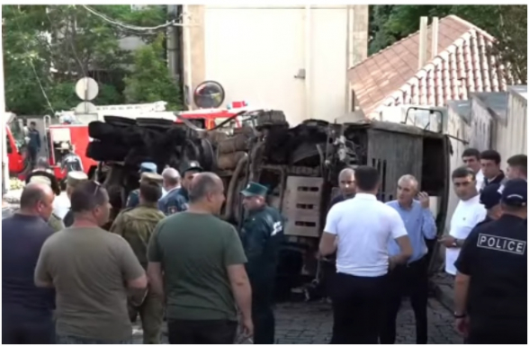 Երևանի կենտրոնում այրվում է 4 ավտոմեքենա. մանրամասներ պայթյունների վայրից (ուղիղ)